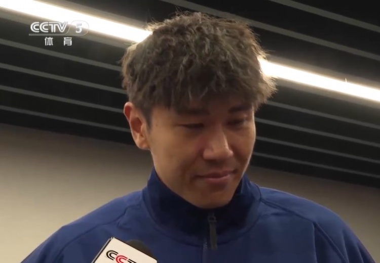  鐵漢柔情！三鎮(zhèn)球員劉奕鳴探望患病小球迷時(shí)哽咽