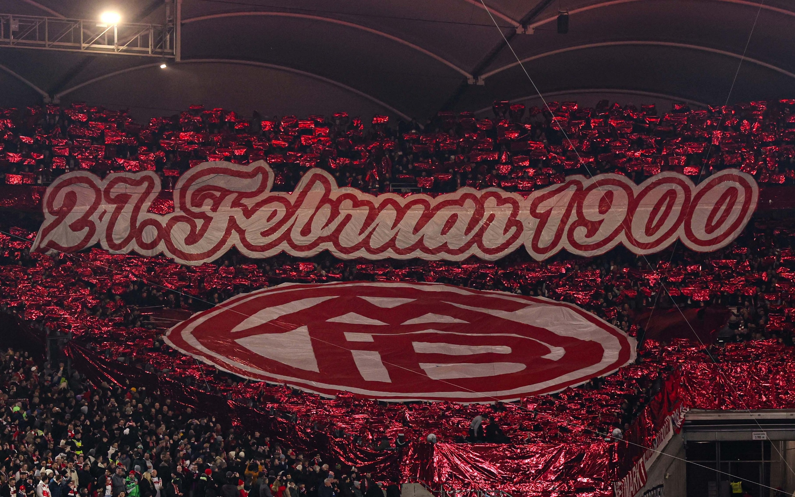 拜仁球迷在看臺展示TIFO，慶祝俱樂部成立125周年