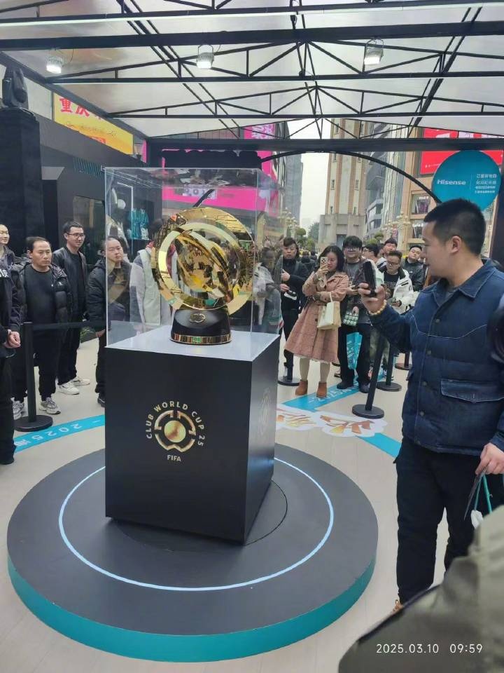  世俱杯獎杯在重慶進(jìn)行展示，球迷：比我想象中大多了