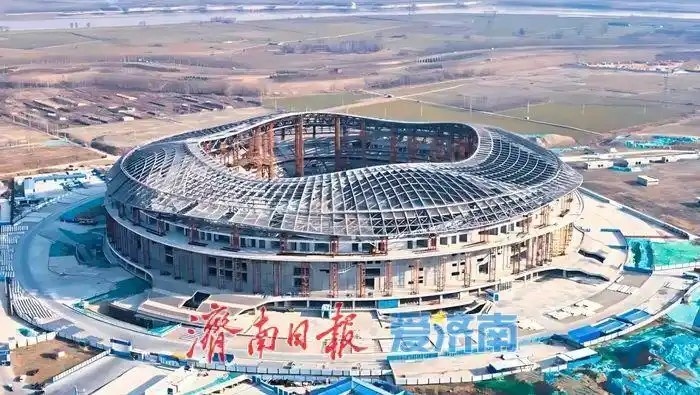  魯媒：戴上1.6萬噸“鋼鐵巨冠”，黃河體育中心球場完成屋蓋施工