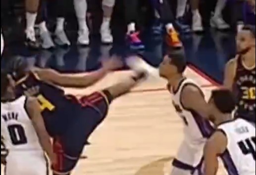  抬腳過高踢到了對(duì)手下巴！NBA官方：穆迪這一動(dòng)作被判1級(jí)惡犯