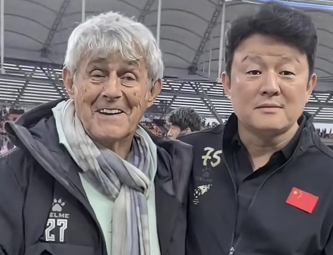  有點(diǎn)像？米盧差點(diǎn)將青島籍演員張磊誤認(rèn)為是孫繼海