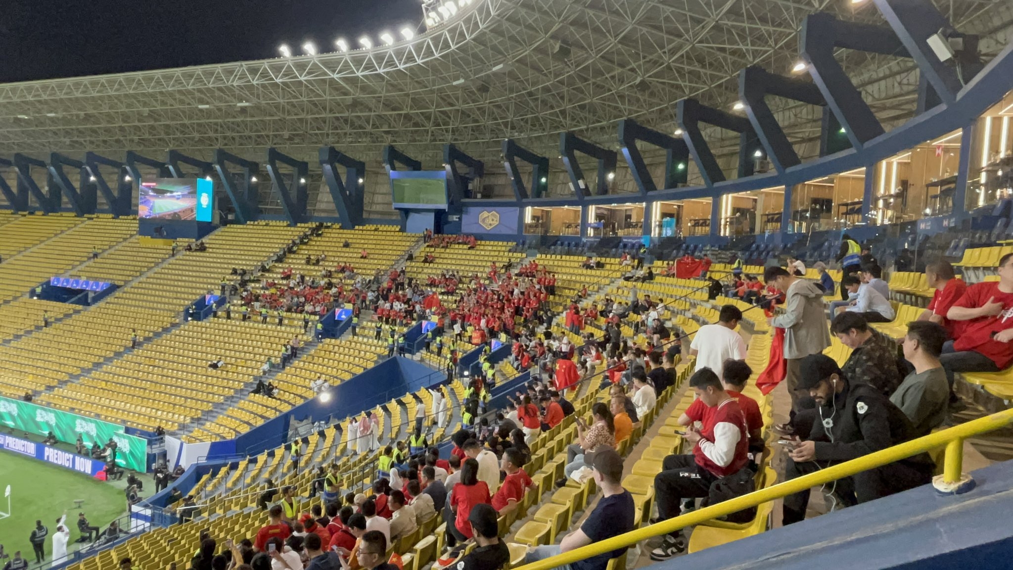  球票已售罄！中國球迷已經(jīng)入場，坐在球場上層沙特球迷區(qū)上方