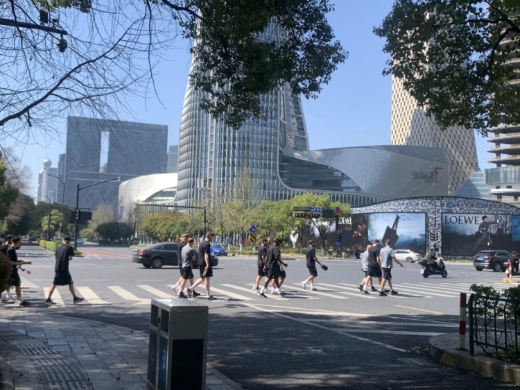  心態(tài)放松，有網(wǎng)友拍到澳大利亞隊(duì)早上在萬象城citywalk