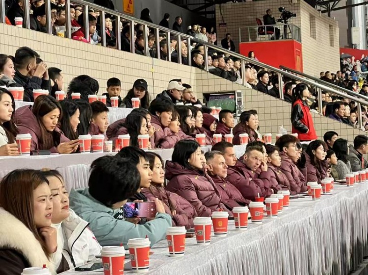  北青體育：中國女足現(xiàn)身中甲賽場，觀看重慶銅梁龍vs遼寧鐵人