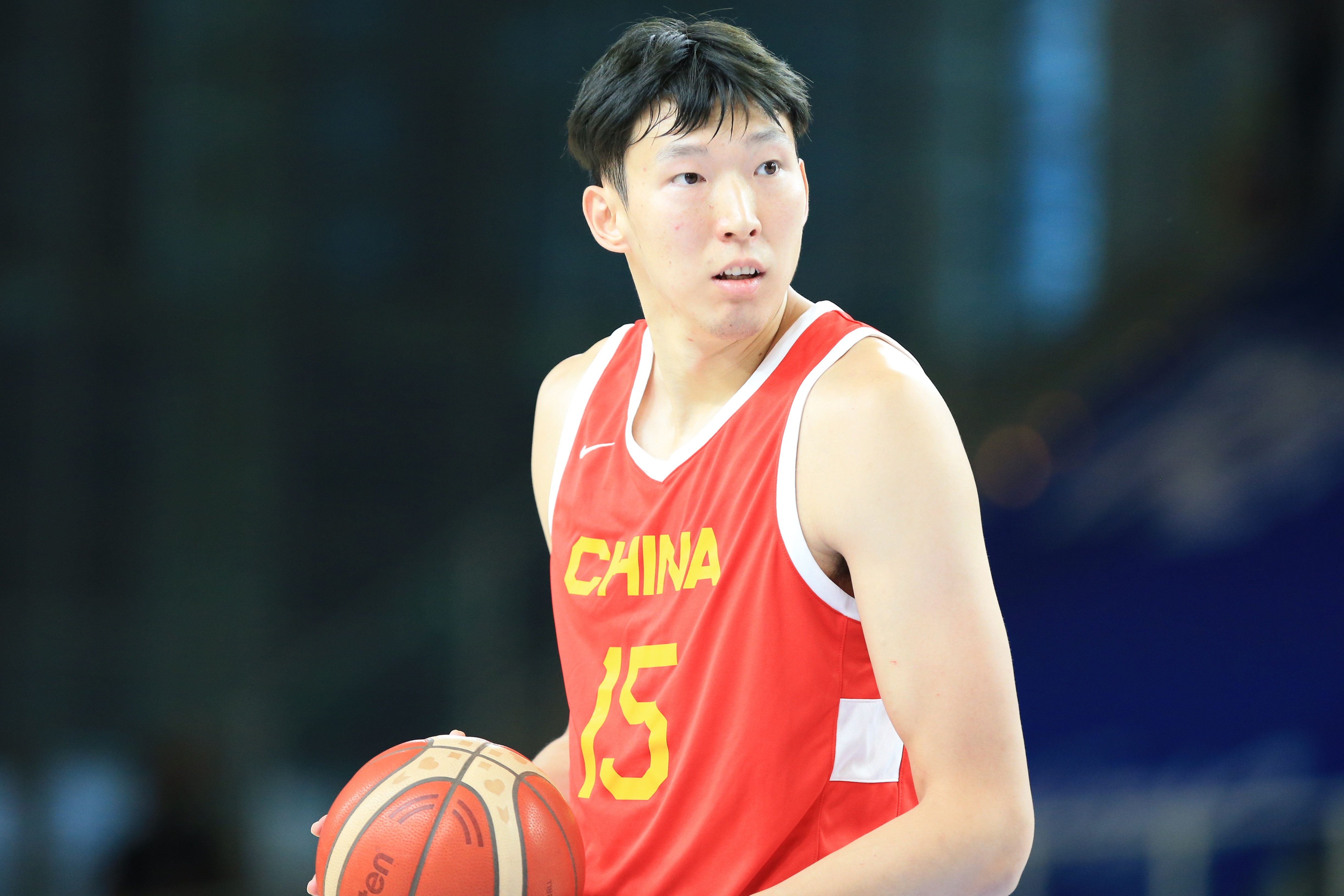  打得不錯(cuò)！周琦攻防建樹 半場4投2中得到5分3板1斷1帽0失誤