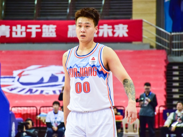  狀態(tài)不俗！趙睿半場9中4拿到15分5籃板
