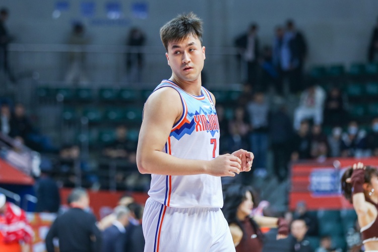  防到5犯被提前罰下！艾孜麥提全場9中3 貢獻(xiàn)9分1板1斷