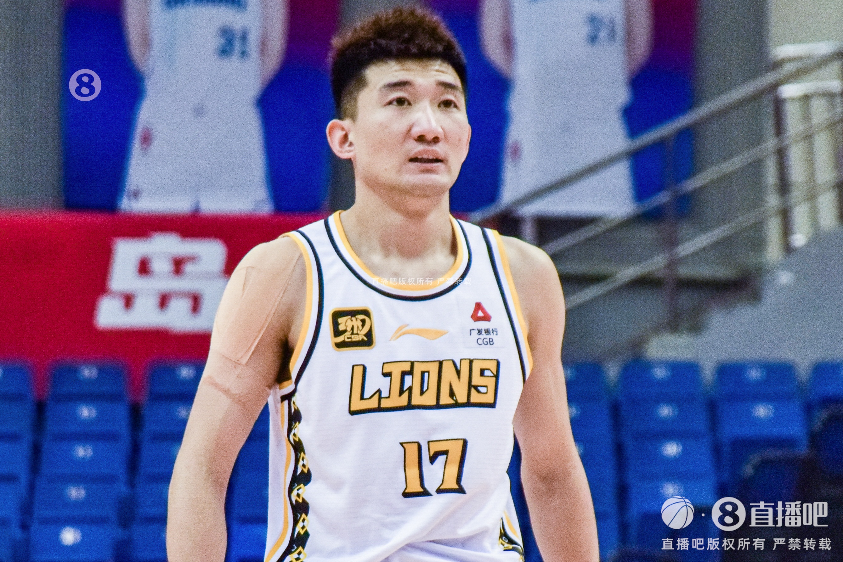  效率太低！孫銘徽15中4拿到15分4板12助2斷1帽 5次犯規(guī)