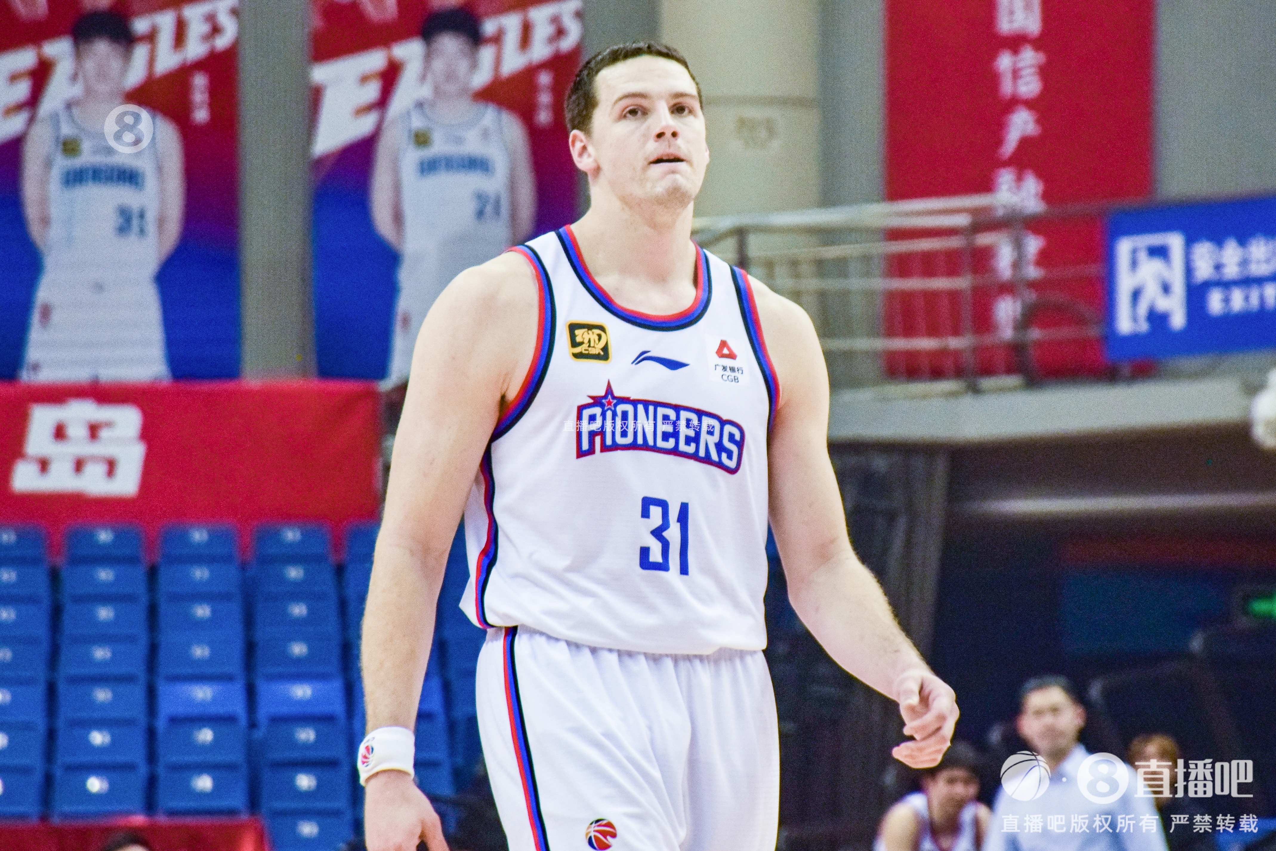  手感來遲了！大衛(wèi)-詹姆斯19中7&三分10中4拿到18分15籃板