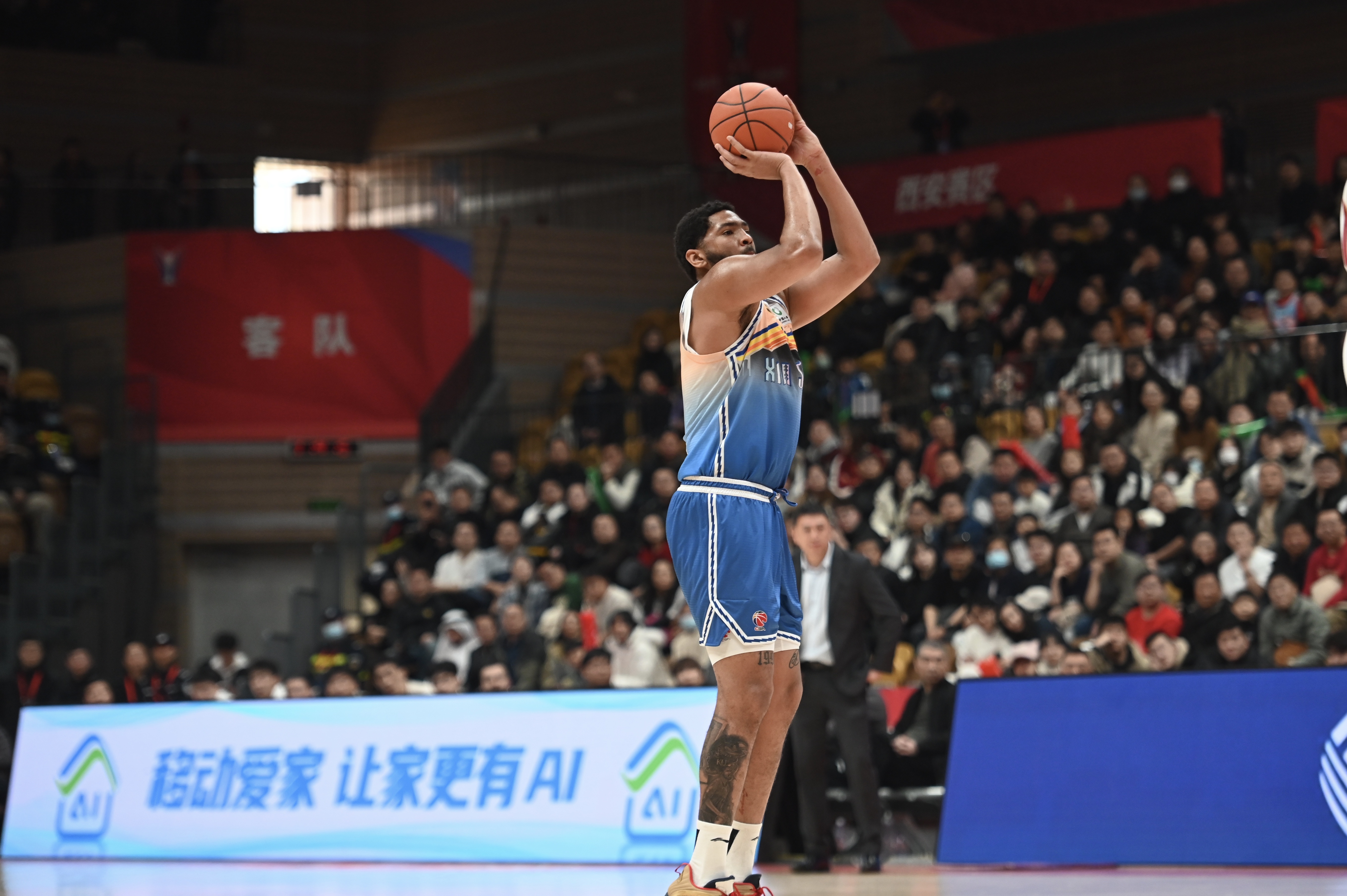  手感火熱！勞森半場7中6高效砍下17分5籃板 首節(jié)15分